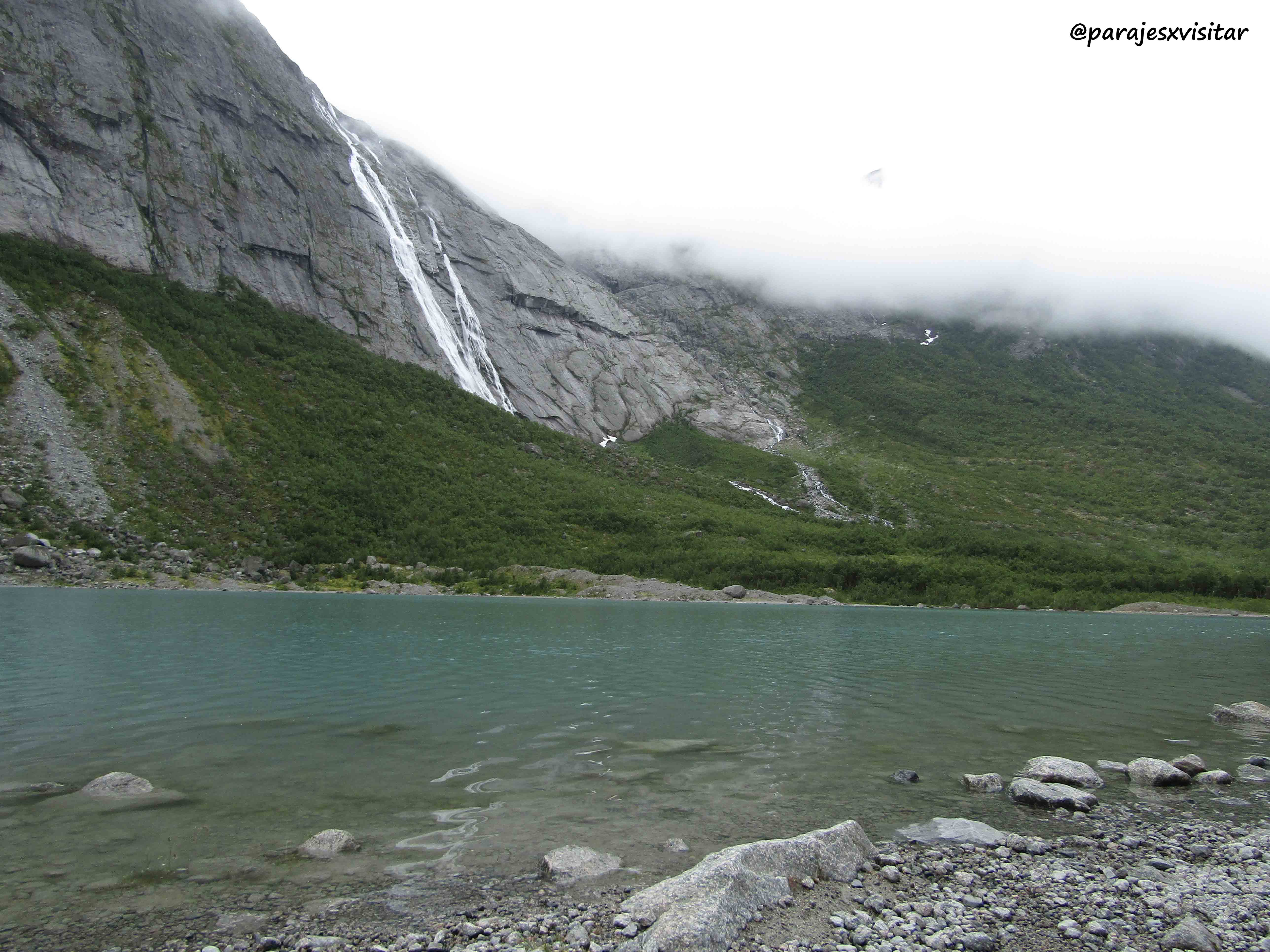 Lago junto al Glaciar Briksdal