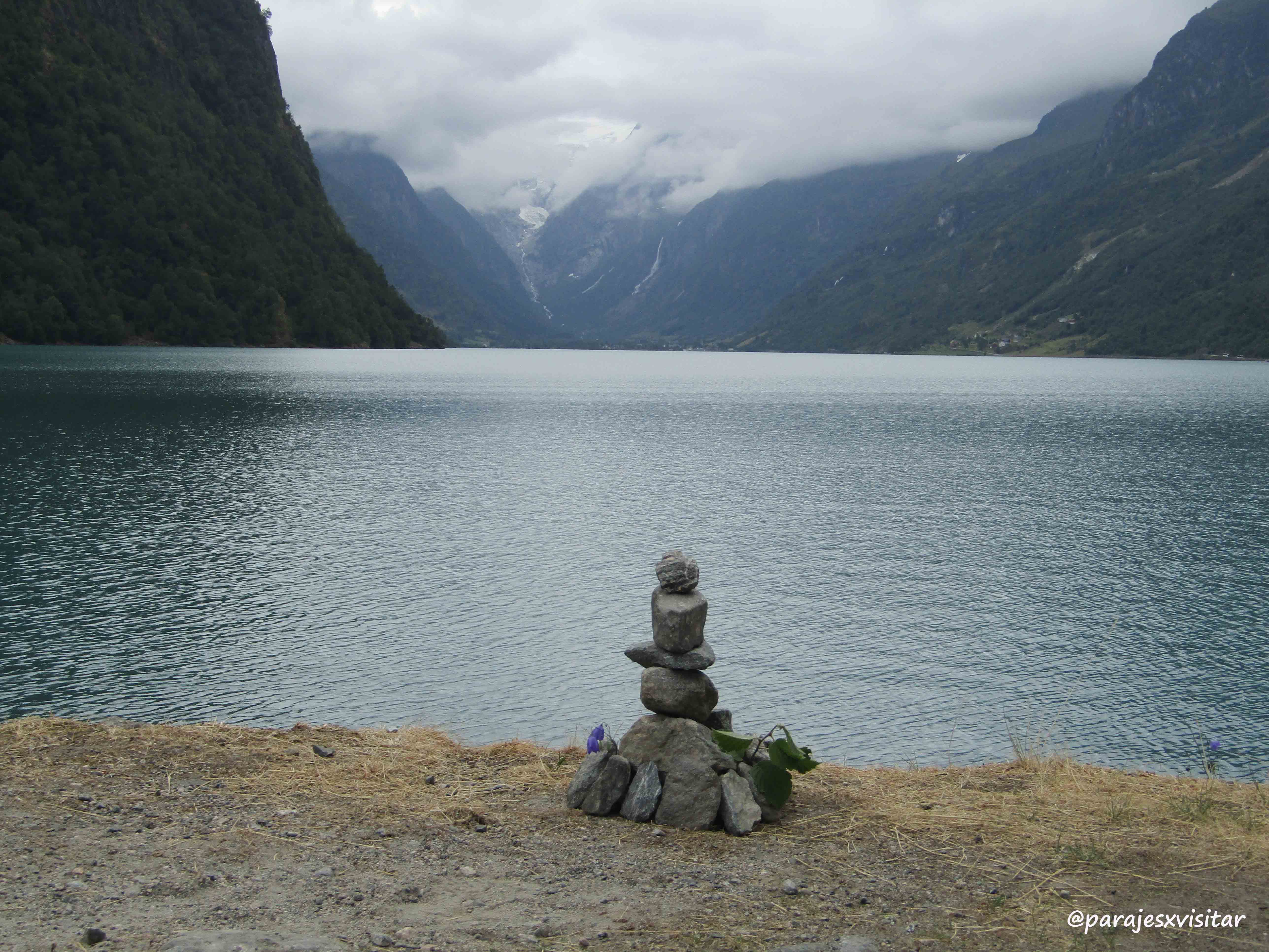 Ruta en coche por los fiordos noruegos Lago Olden en Noruega