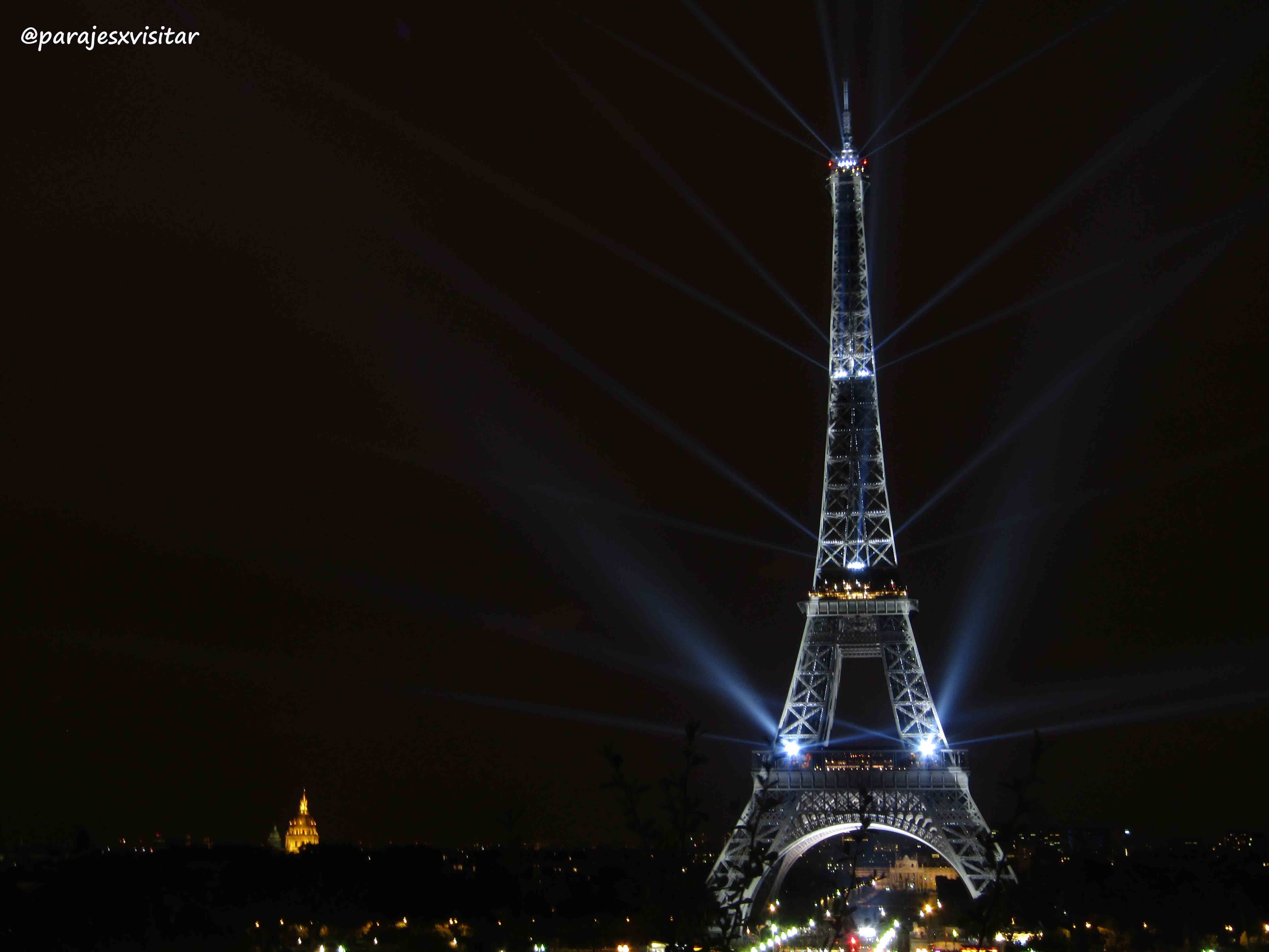 La Torre Eiffel de noche