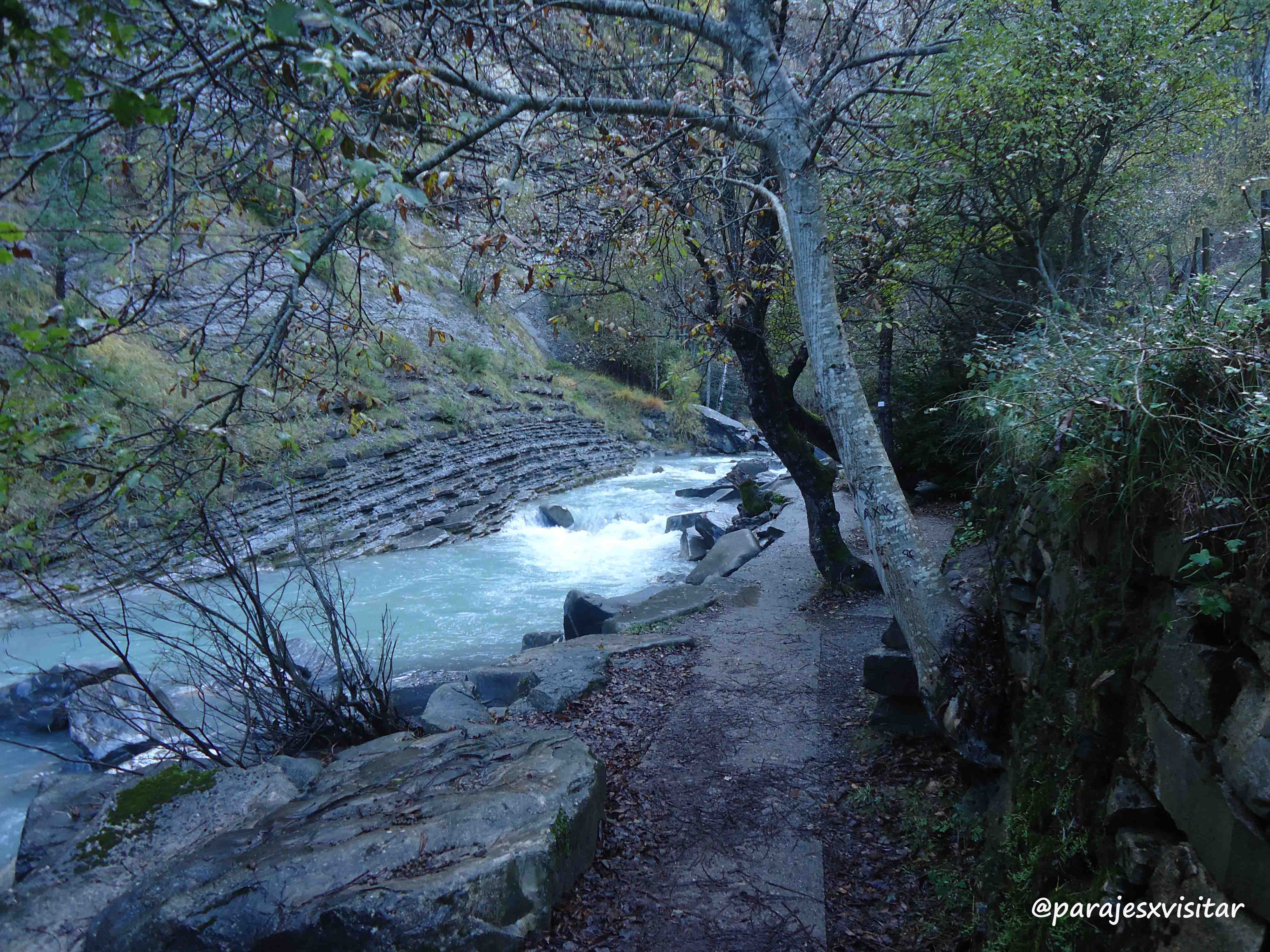 sendero hacia la cascada del sorrosal
